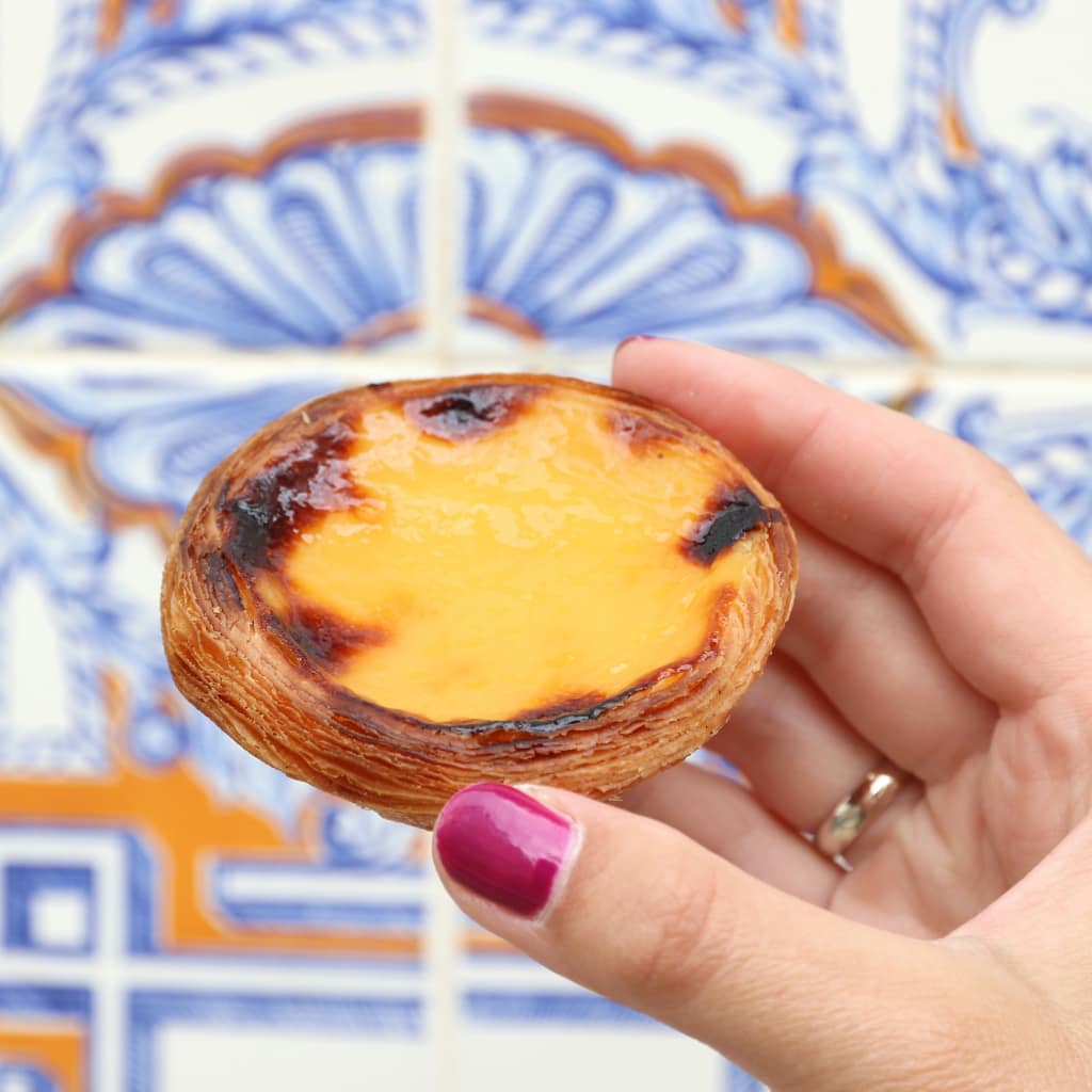 kuchnia portugalska paste de nata czyli słodka babeczka z nadzieniem budyniowym