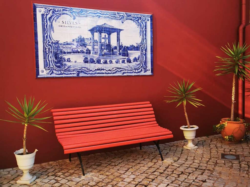 Algarve Silves ławka i panel z kafelków ceramicznych azulejo z napisem Silves