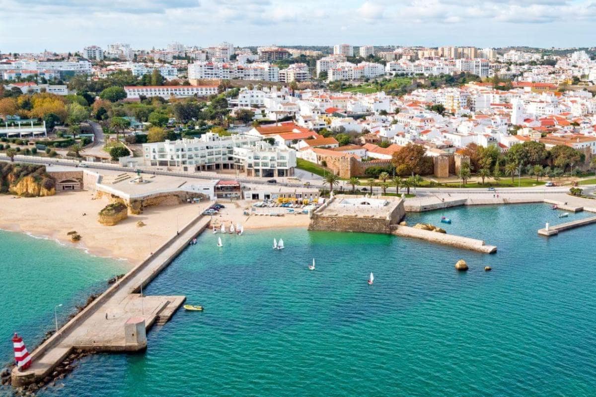 You are currently viewing Lagos, a town in the Algarve that delights tourists