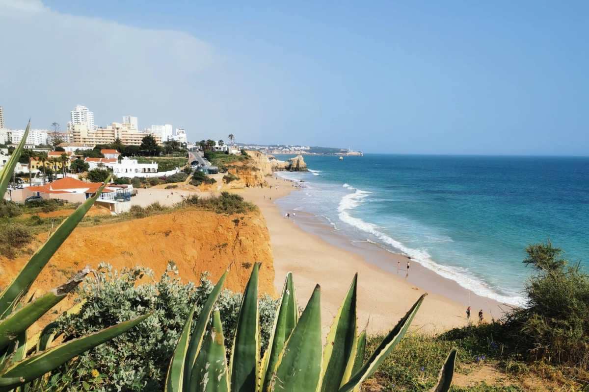 Widok z klifu przy Praia do Vau na Portimão Algarve