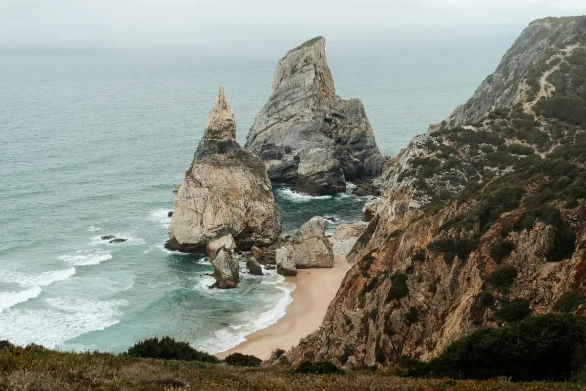 Klify Cabo da Roca i plaża Praia da Ursa w Portugalii