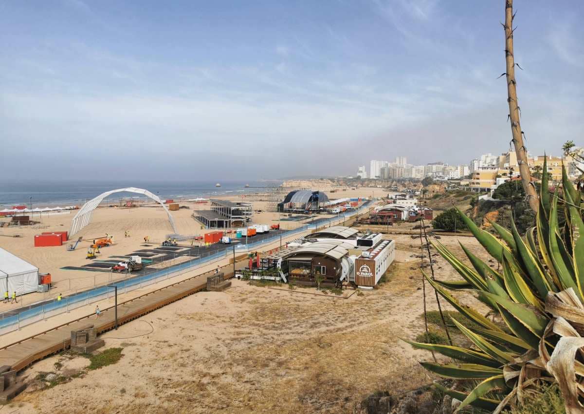 Co warto zobaczyć w Portimão? Praia da Rocha widok na plażę i deptak