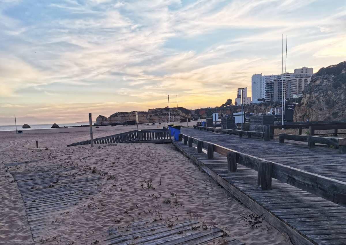 Zachód słońca na plaży Praia da Rocha w Portimão głowny deptak