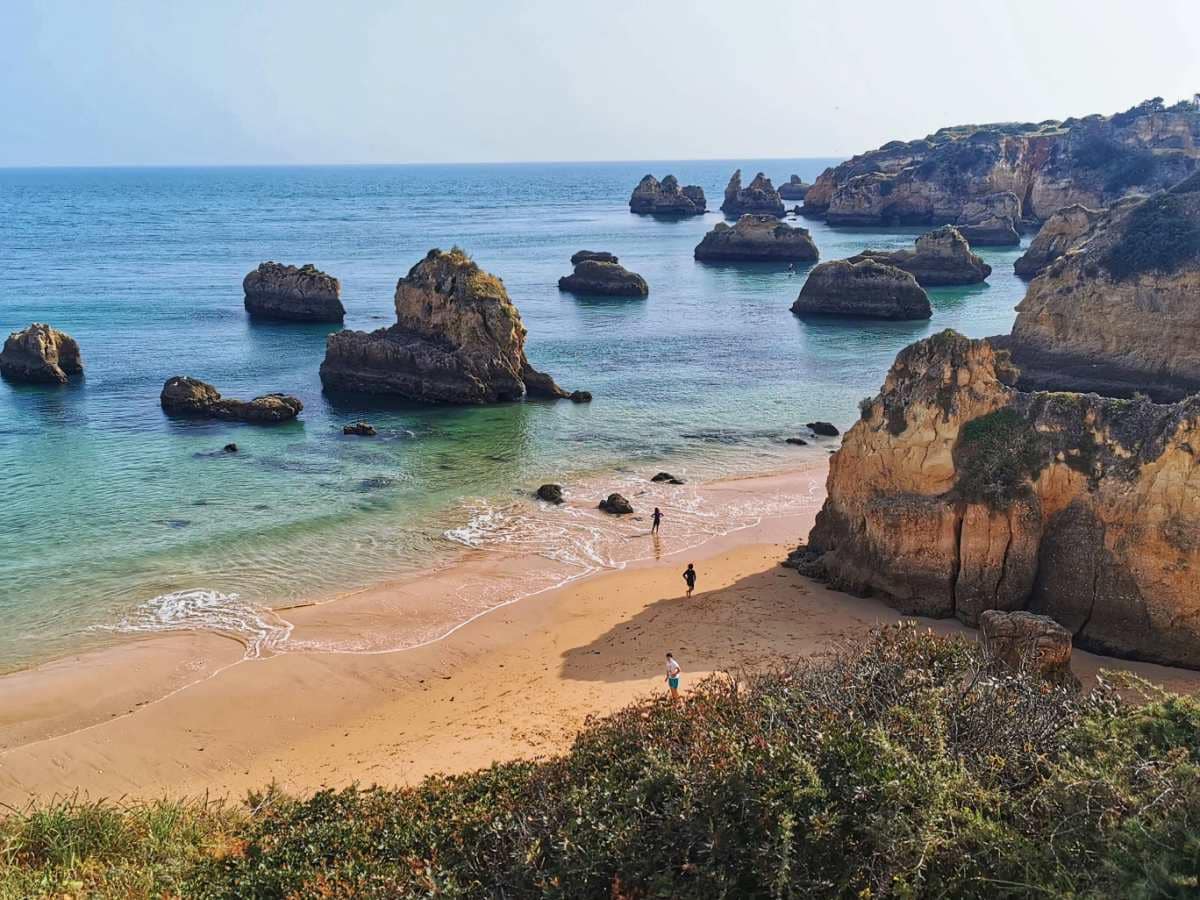 Zwiedzanie Portimão plaża Praia do Alemao widok na klify ze szlaku pieszego
