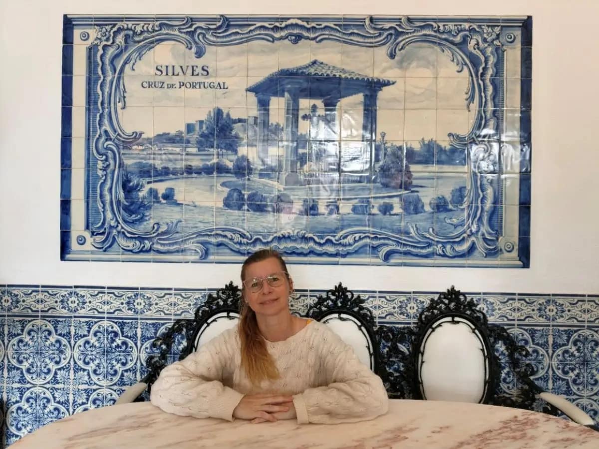 agnieszka-celejewska-przewodnik-algarve-portugalia Agnieszka Celejewska - lokalna ekspertka Algarve, organizatorka resjów do Benagil, właścicielka Fabryki Korka i blogerka podróżnicza w Portimão