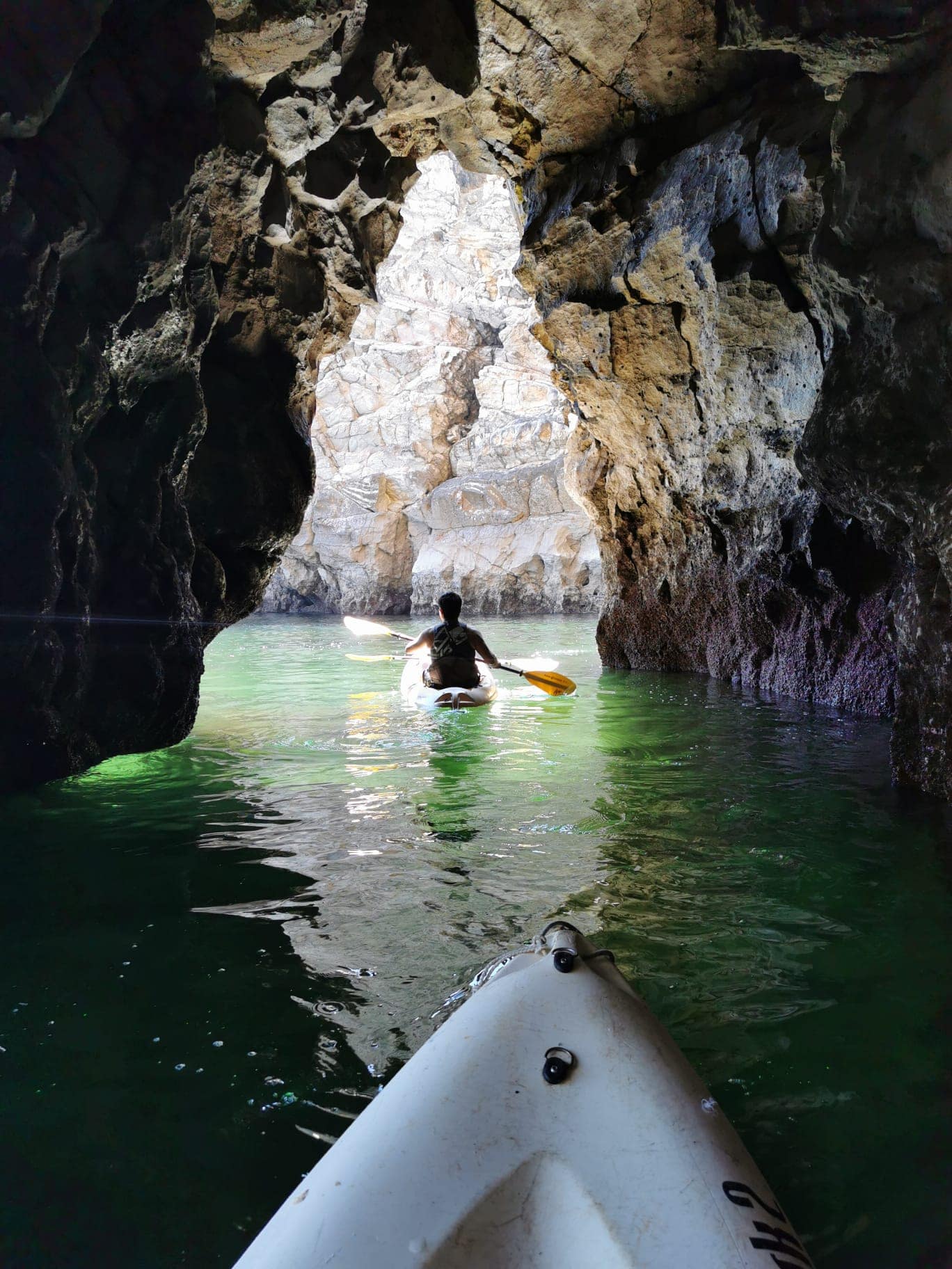 wycieczka-kajakowa-po-jaskiniach-ingrina-algarve-portugalia-przewodnik-top-aktywnosci-rota-vincentina