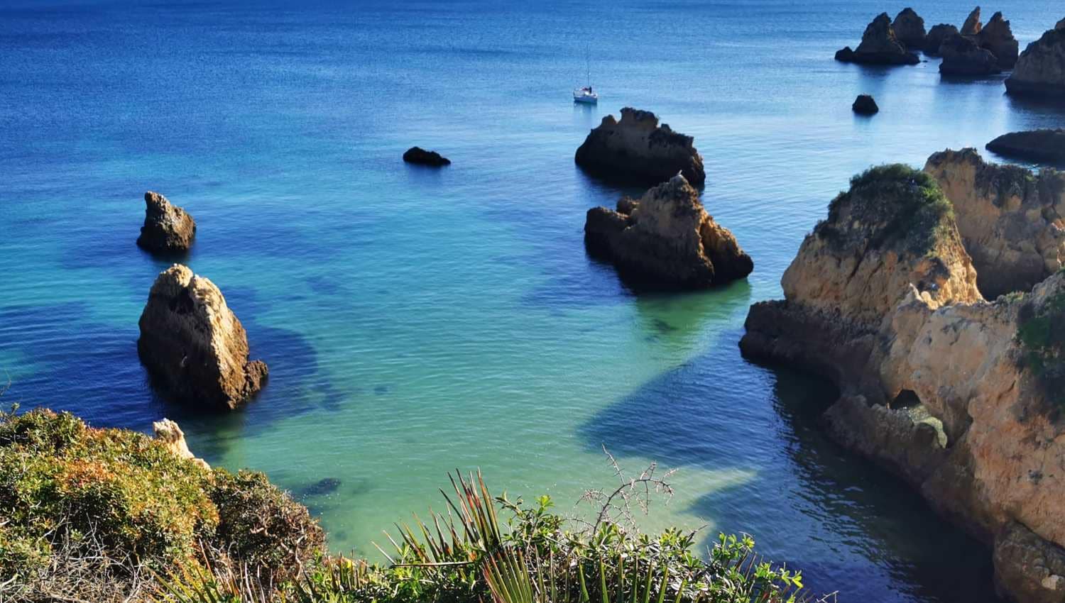 Widok na klify Praia do Alemão w Portimão Algarve