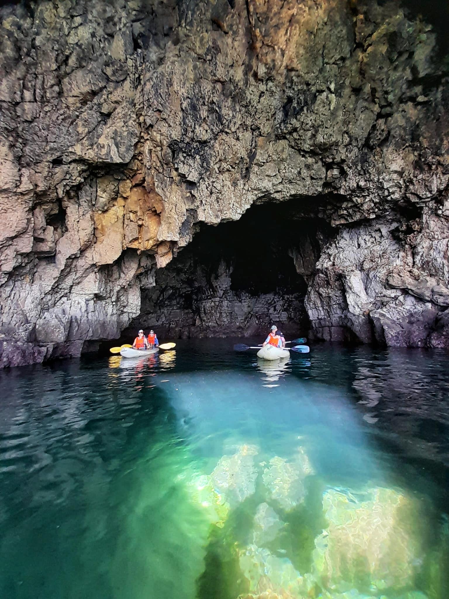 wycieczka-kajakowa-po-jaskiniach-ingrina-algarve-portugalia-przewodnik-top-aktywnosci-sagres