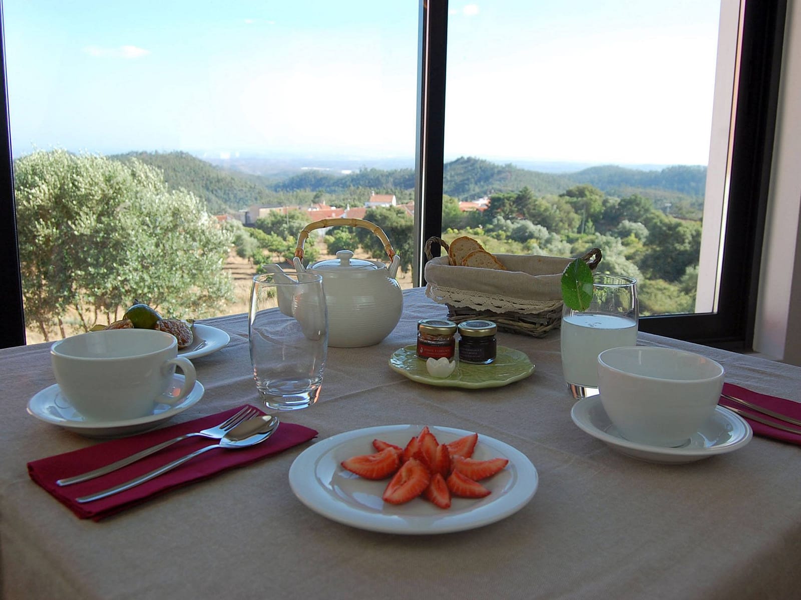 Breakfast of fresh fruits and vegetables at the agritourism Vinha do Gaio in Monchique