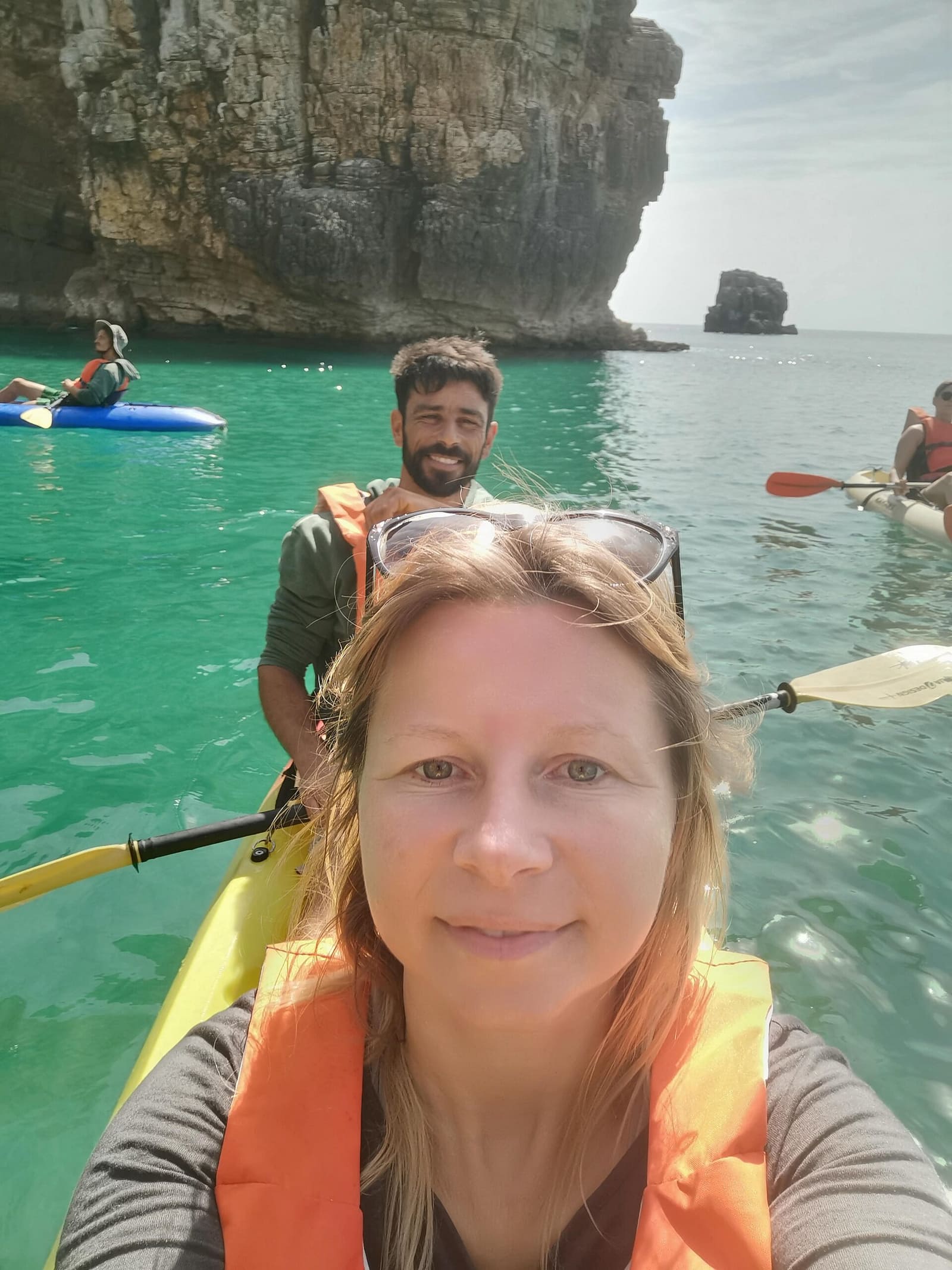 wycieczka-kajakowa-po-jaskiniach-ingrina-algarve-portugalia-przewodnik-top-aktywnosci-fabio