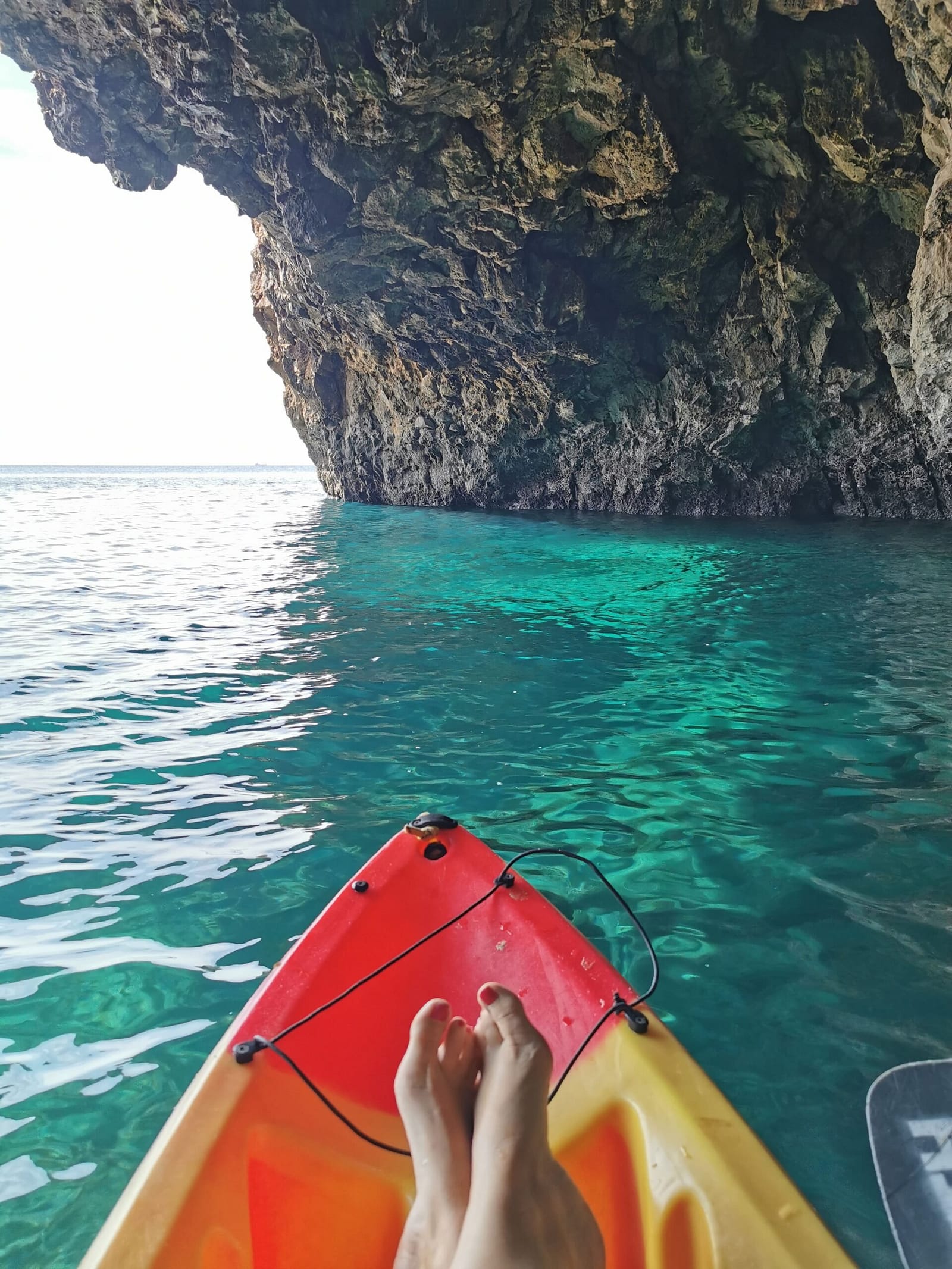 wycieczka-kajakowa-po-jaskiniach-ingrina-algarve-portugalia-przewodnik-top-aktywnosci-turkusowy-ocean