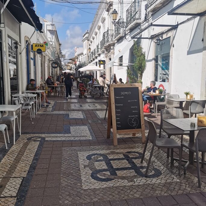 Co zobaczyć w Faro Algarve? Stare Miasto urocza uliczka i brukowana mozaika i restauracje