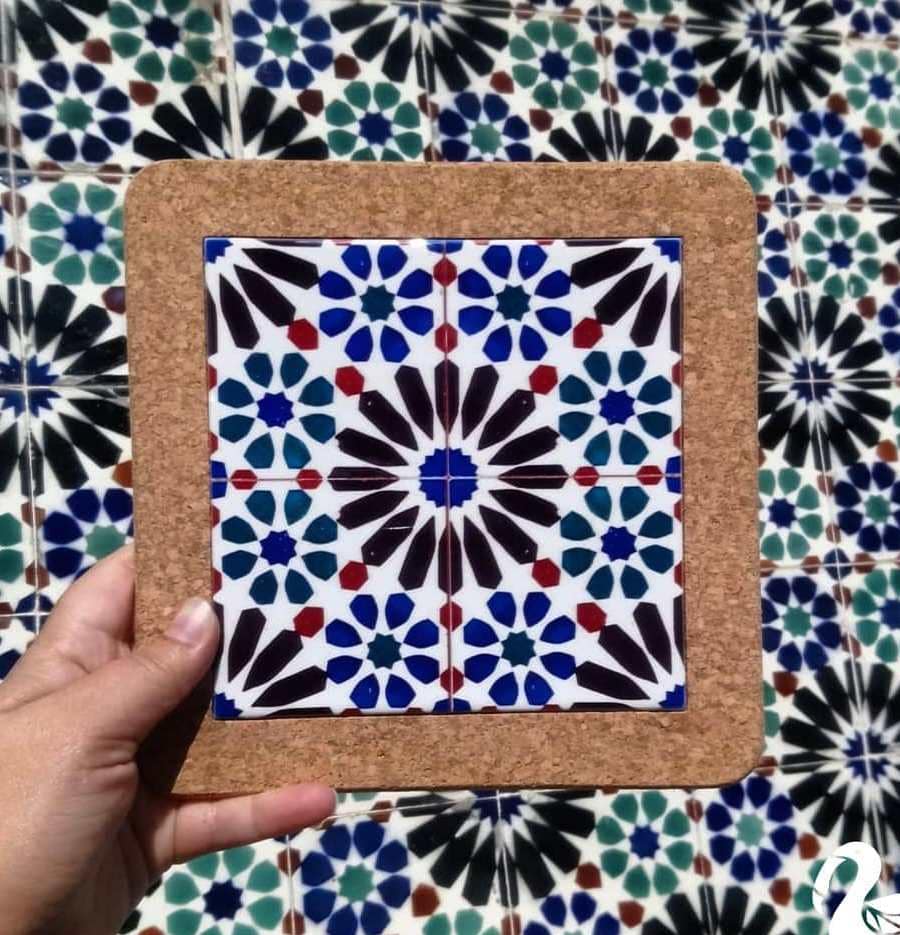 Portugalska płytka azulejo w korku na tle ściany budynku wyłożenej tymi samymi kafelkami w Lizbonie